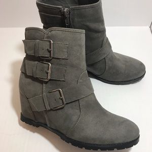 Unisa Three Buckle Hidden Wedge Heel Boots SZ 7.5